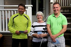 Ykköset!-Golfin 2016 voittaja Jussi Takaluoma oli estynyt palkintojenjakotilaisuudesta, joten hänen äitinsä Liisa Takaluoma haki voittajan palkinnot. Oikealla toiseksi sijoittunut Aki Matilainen, vasemmalla yhteistulosten kolmas Pertti Kulju.