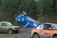 Lapuan UA:n Topias Viita on tilanteessa jo yhden kiepin ottanut ja matka jatkuu kierien Torron lähtösuoran jälkeisen oikealle kaartuvan rataosan alametsään. Aiemmin kesällä ajetun kisan sijoituserä meni tässä ketuille, mutta sijoitus oli silti yleisen 18. Kuva: Matti Ilmarin kuvat