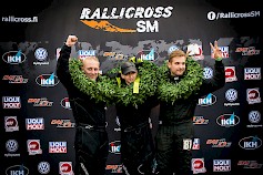 Rallicrossin SuperCarin SM-mitalistit 2016. Aki Karttunen (vas) jäi vaivaisen pisteen päähän keskellä olevasta Jere Kalliokoskesta. Tasapistein Karttusen kaksi voittoa olisi ollut ilmeisesti vahvempi. Yllätyspronssiin yltänyt Toni Lukander (oik) oli myös lähellä sääntökirjan lukua, sillä SM-pronssi tuli vain kahden pisteen turvin J-P Leppihalmeesta. Kuva: Toni Ollikainen