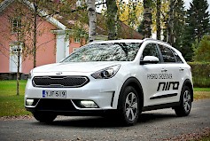 Kia Niro on kauniin selkeälinjainen hybridiauto, joka tekee ajamisesta helppoa ja ekologista. Kuva: Jussi Mustikkamaa