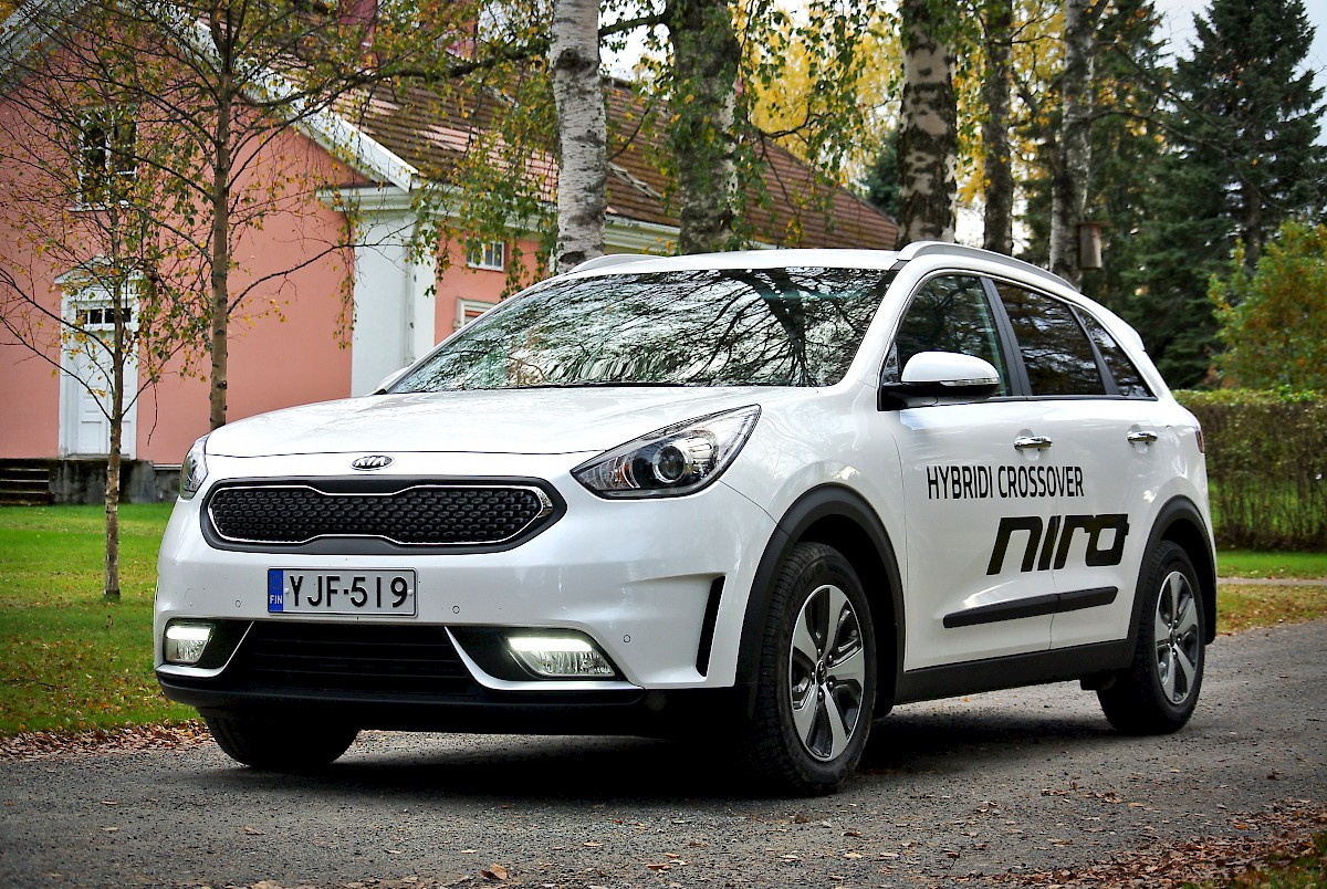 Kia Niro on kauniin selkeälinjainen hybridiauto, joka tekee ajamisesta helppoa ja ekologista. Kuva: Jussi Mustikkamaa