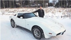 Kuvateksti: Botnia swap meet erityisasiantuntija Antti Viita ajaa lauantaiseen Rompetori- tapahtumaan näytille Seinäjoen raviradalle neitseellisen valkoisen vuoden 1979 kaunottaren Chevrolet Corvetten. Auto on ostettavissa, kunhan hinnoista sovitaan, kertoi Antti.