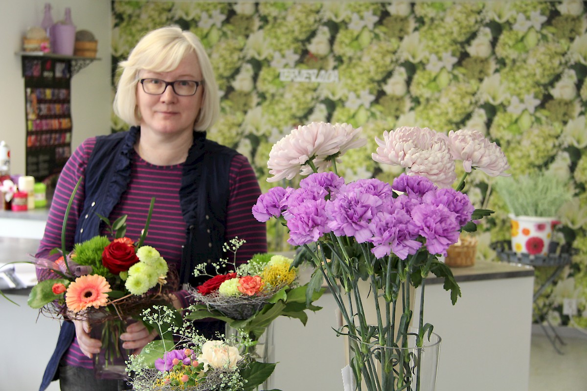 Eva Pollarin Kukkapuoti Helmissä on tarjolla aina valmiita käsinsidottuja kukkakimppuja.