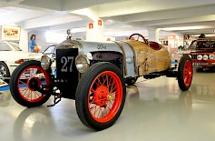 Ryhdikäs vuoden 1927-mallinen sikariauto toivottaa tervetulleeksi museon toisen kerroksen Motorsport-osaston näyttelyvieraat.  (Kuva: JiiVee Korpela)