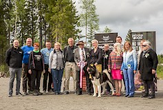 Miljoona Koiran kauneimmaksi koiraksi Best in Show – tuomari Pekka Teini valitsi amerikanakitan Inuline Hard As A Rock, jonka omistavat Hanna ja Laura Kukkola sekä Rickard Hagström. Kuvassa voittajan lisäksi näyttelyn tuomarit ja sponsorit.