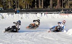 Sotkan jäädytetty speedwayrata sai isoa kiitosta jo viime vuonna. Finaalilähdössä oltiin toisella kerroksella vielä matkassa suurin piirtein tasapäin, tosin yksi oli jo tuossa vaiheessa ulkona.