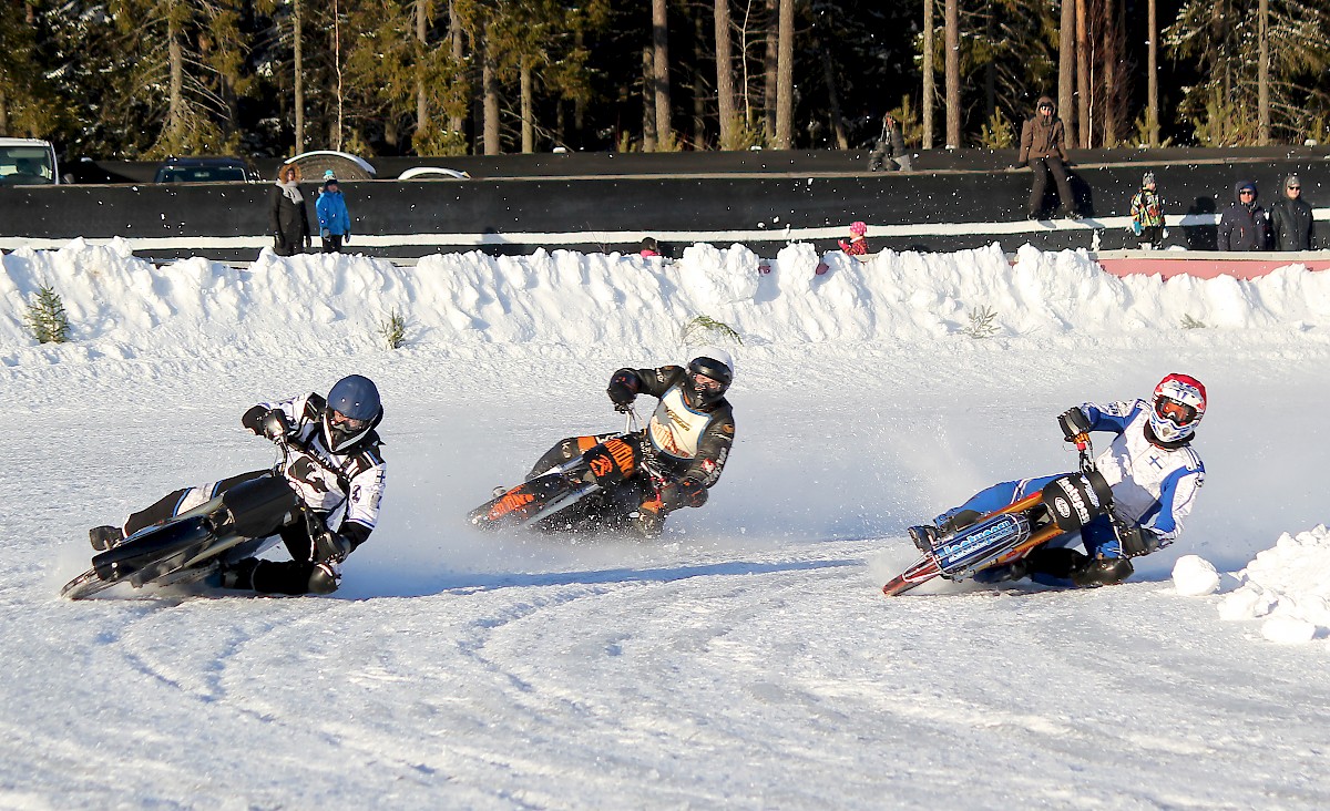 Sotkan jäädytetty speedwayrata sai isoa kiitosta jo viime vuonna. Finaalilähdössä oltiin toisella kerroksella vielä matkassa suurin piirtein tasapäin, tosin yksi oli jo tuossa vaiheessa ulkona.