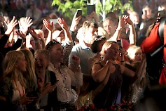 Festivaalivierailla riitti tunnelmaa viime kesänä Kaustisella. Samaa on odotettavissa tänäkin vuonna.