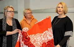 Virva Asp, Pirkko Laine ja Tiina Sammallahti esittelevät Marimekko-kuosia vuosien takaa. Kyseinen kuosi tulee esille kesän näyttelyyn