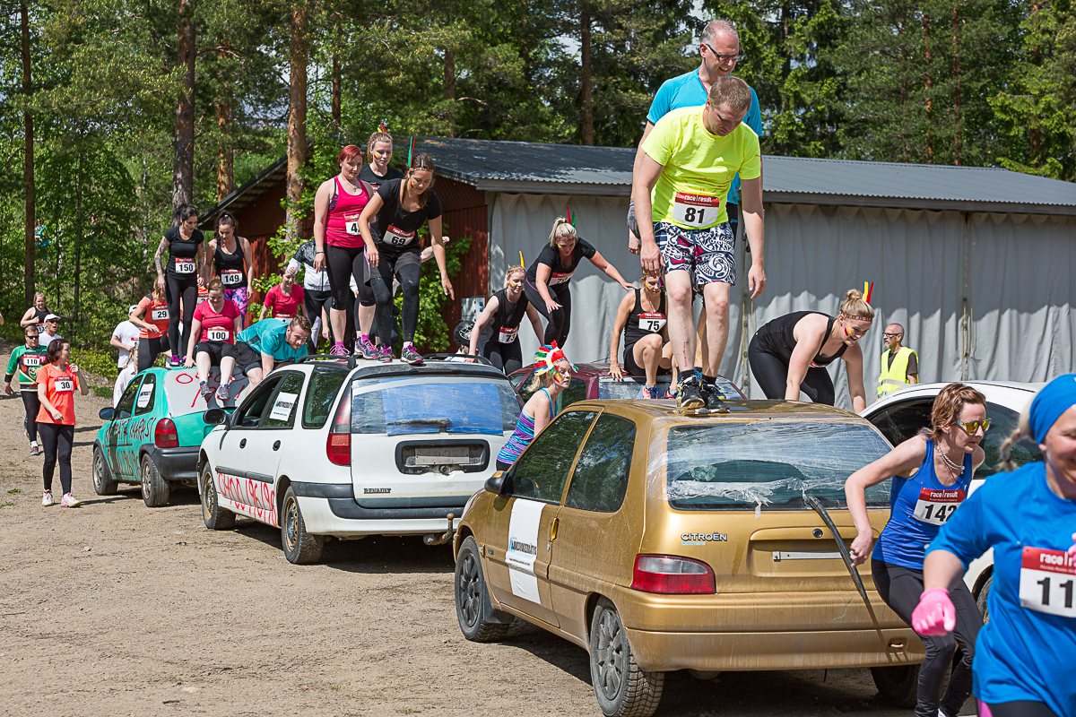 16.6.2018 Kyläkaupalla järjestettävän X-Runin reitillä tulee vastaan erilaisia ylitettäviä, alitettavia tai muutoin suoritettavia esteitä.