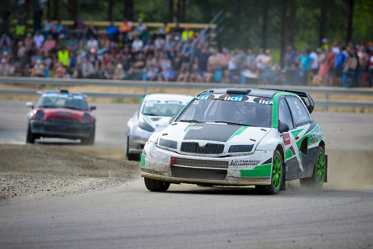 Jalasjärven Jukka Lautamäelle oli tarjolla kauden avauskilpailussa Supercar -luokan voitto, mutta tekniikka puuttui yhtäkkiä peliin ja ajo muuttui vaakapiruettien jälkeen takavetoiseksi. Kuva: Toni Ollikainen