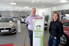 Mikko ja Matleena Saarakkalan omia suosikkeja sähköautoista ovat ladattavat hybridit.