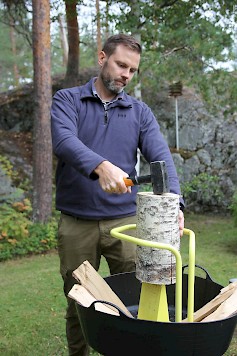 Ari-Matti Ojanperä halkaisee koivupuuta KlapimaX -halkoma-alasimella.