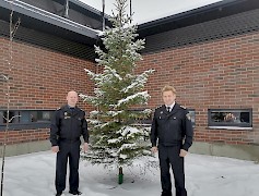 Pelastusjohtaja Harri Setälä (oik.) ja pelastuspäällikkö Keijo Kangastie toivottavat turvallista juhla-aikaa.