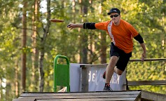 Ähtärin lukion frisbeegolflinjaa luotsaa Heikki Saunanen. (Kuva: SFL/Niko Liljalahti)