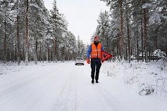 Varoituskolmion sijainti autossa kannattaa tarkistaa jo ennen kuin sille on käyttöä. Kuva: Kaisa Tanskanen / Liikenneturva