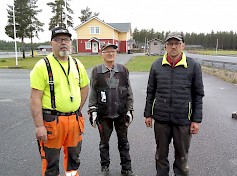 Honkajoen MK/UA:n  ja Honkajoen Koneliikeyhdistys ry:n  yhdessä  omistaman Pesämäen Moottoriurheilualueen infrakstuuria on tosi paljon tehty talkootöillä. Kuvan kolmikko, Tapani Vehmanen (vas), Taavi Ylinen ja Marko Ylinen olivat haastatteluhetkellä valmistamassa uusia ratatuomaripisteitä.