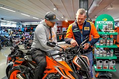 Ismo Alhainen kouluttaa Tampereen myyntipäällikölle Jani Lassilalle KTM uutuus pyöriä.