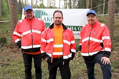 Juha Kuivikko, Jouko Sjöblom ja Harri Kleimola olivat tyytyväisä metsätyönäytöksen aikaansaamaan mielenkiintoon.