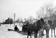 Hevosvetoinen tieaura vuodelta 1928. Kuvaaja: Nyblin. Tiehallinnon kokoelmat / Mobilia