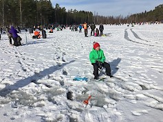 Kyläkauppa järjestää Mini Miljoona Pilkin 4.3.2023 klo 12-13 Rautionlammella Ähtärin Peränteellä. Mini Miljoona Pilkki on Kyläkaupan järjestämä ilmainen kalastuskilpailu kaikille alakouluikäisille ja eskarilaisille. Ennakkoilmoittautumiset sähköpostilla <span id="emo_email_3" class="emo_email">(Sähköpostiosoitteet vaativat JavaScript-tuen)</span> (ilmoita lapsen nimi ja kilpailusarja).