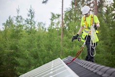 Aurinkosähköjärjestelmän asentaminen on sähköalan ammattiosaamista edellyttävää työtä. Kuva: Sähköinfo