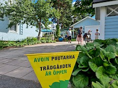 Heinäkuun alkupuolella puutarhat ovat usein täynnä kukkivia kasveja, ja myös hyötypuutarhat ovat päässeet jo hyvään kasvuvauhtiin.