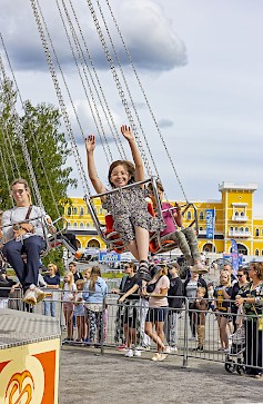 Miljoona Tivoli, maailman suurin lapsille ilmainen huvipuisto kieputtaa kaikenikäisiä 13.8.2023 asti.