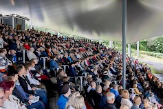 Lappajärven kesäteatterin kate antaa suojan niin sateelta kuin auringolta.