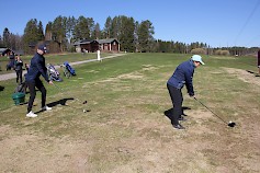 Petri Ijäs ja Tarja Mänty lyövät ähtäriläisen golfkauden 2024 avauslyönnit.