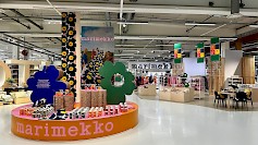 Kyläkaupan Marimekko-osastolla juhlitaan 60-vuotiasta Unikkoa lauantaina täytekakun merkeissä klo 11 alkaen. Unikkokakkua ja kuplivaa juhlajuomaa on tarjolla 1000 ensimmäiselle.