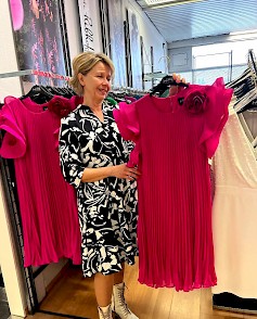 1.	Nina Nummijoki esittelee kaunista pinkkiä pliseerimekkoa ja kertoo sen sopivan monenlaiseen juhlaan. Hän muistuttaa myös että Muotitalo Petriinassa on ompelupalvelu, jonka myötä pieniä korjauksia, esimerkiksi lahkeiden lyhennyksiä ostettuihin vaatteisiin saadaan tehtyä.