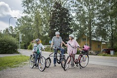 Vaikka pyöräilytaidot sinällään eivät ikääntyessä katoa, vuosien tuomat muutokset on otettava satulassakin huomioon. Kuva: Nina Mönkkönen / Liikenneturva.