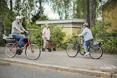 Liikenteessä liikkuu paljon ihmisiä, jotka käyttävät erilaisia liikkumisen apuvälineitä. Fyysinen vamma ei aina näy päällepäin, mutta se voi vaikuttaa esimerkiksi tasapainoon, havainnointiin ja arviointikykyyn.  Kuva: Nina Mönkkönen / Liikenneturva