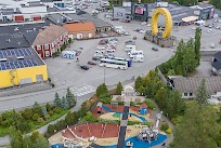 Suomen suurin Muumi -leikkipuisto Kyläkaupan Tavarapuodin etupihalla on kaikkien käytössä ilmaiseksi.