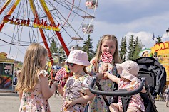 Maailman suurin lapsille ilmainen huvipuisto Miljoona Tivoli tarjoaa iloa ja riemua kaikenikäisille Kyläkaupan tapahtuma-alueella koko kesän aina 11.8.2024 asti.