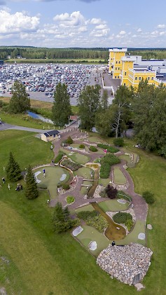 Keskisen Kyläkaupan Minigolfrata Tuurinjoen rannassa tarjoaa mukavaa vaihtelua shoppailun lomassa.