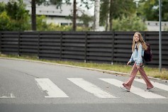 Lähes jokainen pitää tärkeänä sitä, että koulujen lähellä noudatettaisiin nopeusrajoitusta. Kuva: Nina Mönkkönen / Liikenneturva.