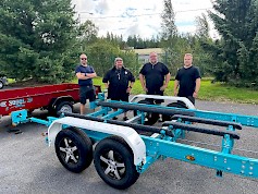 Tekno Trailerin nelikko on kesälomansa pitänyt ja suunnittelee uutta hydraulista kippikärryä tuotantoon. Yritys valmistaa myös väreissä komeita venetrailereita. Kuvassa  keskellä Tero ja Jari Orrenmaa sekä Jarin pojat Toni (oik) ja Teemu.