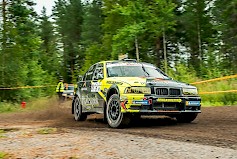 Laihian Mika Lemmetti starttaa kaksivetoisten pirssien piikkipaikalta Ylistaron SM-rallisprinttiin. (Kuva: Jussi Mikkonen / AKK)