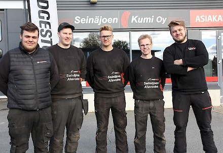 Seinäjoen Kumi Oy:ssä asiakkaita palvelevat Rasmus, Matti, Oskari, Juha ja Valtteri.