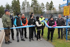 Nauhan leikkaus Kuortaneen urheiluopistolla oli Kuuden tähden reitistön virallinen avaustapahtuma. Nauhaa leikkaamassa Ari Yli-Kaatiala, Hilkka Topelius, Ulla-Riitta Soini ja Hilkka Suomalainen. Tapahtumaa todistaa joukko reitistön hyväksi toimineita henkilöitä.