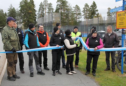 Nauhan leikkaus Kuortaneen urheiluopistolla oli Kuuden tähden reitistön virallinen avaustapahtuma. Nauhaa leikkaamassa Ari Yli-Kaatiala, Hilkka Topelius, Ulla-Riitta Soini ja Hilkka Suomalainen. Tapahtumaa todistaa joukko reitistön hyväksi toimineita henkilöitä.