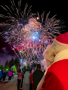 Kyläkaupan joulunavauksen huipentaa lauantaina 9.11.2024 huikean upea ilotulitus, jonka toteutuksesta vastaa Suomen Pyrotekniikka Oy.