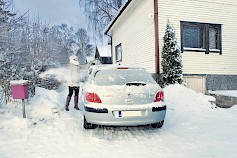 Vältä igluautoilua ja varmista näkyvyys talvella. Kuva: Nina Mönkkönen / Liikenneturva.