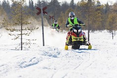 Moottorikelkan kuljettajan on tiedettävä muun muassa missä kelkalla saa ajaa, mitkä ovat nopeusrajoitukset ja ikä- ja ajokorttivaatimukset. Kuva: Ville-Veikko Heinonen / Liikenneturva.